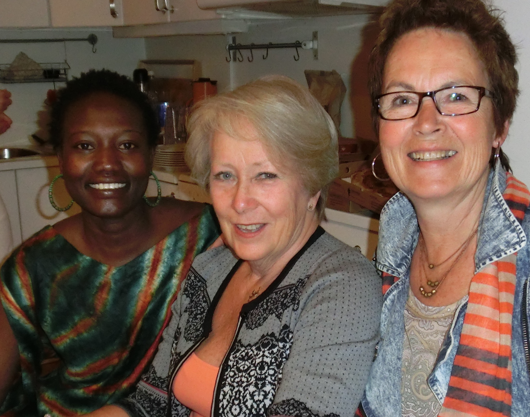 Møteleder Dora Poni Loro, distriktskontakt Inger Hølvold og klubbpresident Ragnhild Aak Skajaa fra Bergen Soroptimistklubb.