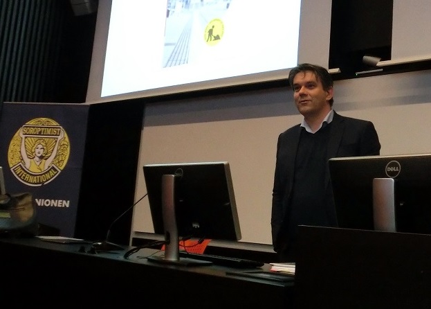 Fylkesordfører Tom Christer Nilsen presenterte utfordringer som Hordaland står overfor, bl.a. knyttet til befolkningsutvikling, utdanning, arbeid, samferdsel, miljø