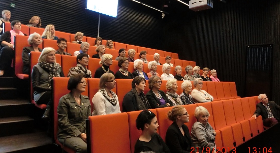 40 deltakere lyttet til foredrag ved bl.a. fylkestannlege Arne Åsan, og fikk se film om byggingen av Odontologibygget