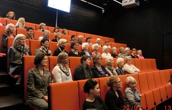 40 deltakere lyttet til foredrag ved bl.a. fylkestannlege Arne Åsan, og fikk se film om byggingen av Odontologibygget