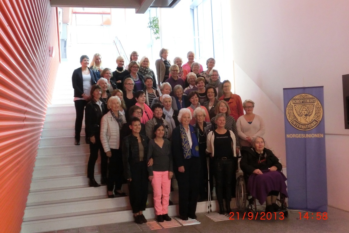 Samling i vestibylen kalt "Munnhulen" før omvisning i bygget ved Siren Hammer Østvold og Gunhild Vesterhus Strand