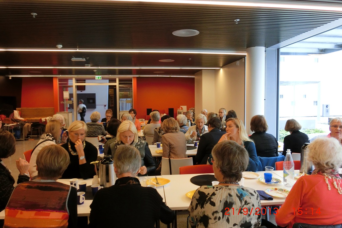 Lunsj i kantinen med pai fra Studentsamskipnaden og hjemmebakte kaker